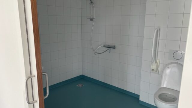 Verzorgd wonen badkamer zorg appartement